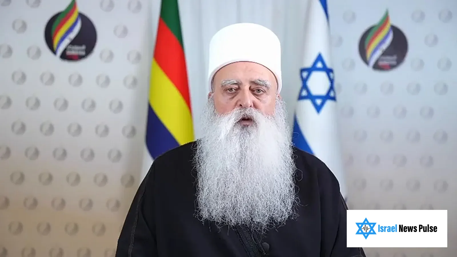 O xeque Mowafaq Tarif fala diante das bandeiras de Israel e dos drusos