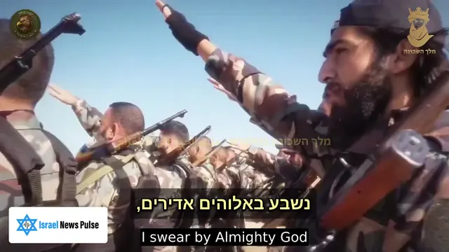 Uniformierte Rekruten heben bei der Vereidigung in Baschan die Arme. Standbild aus dem untertitelten Video.